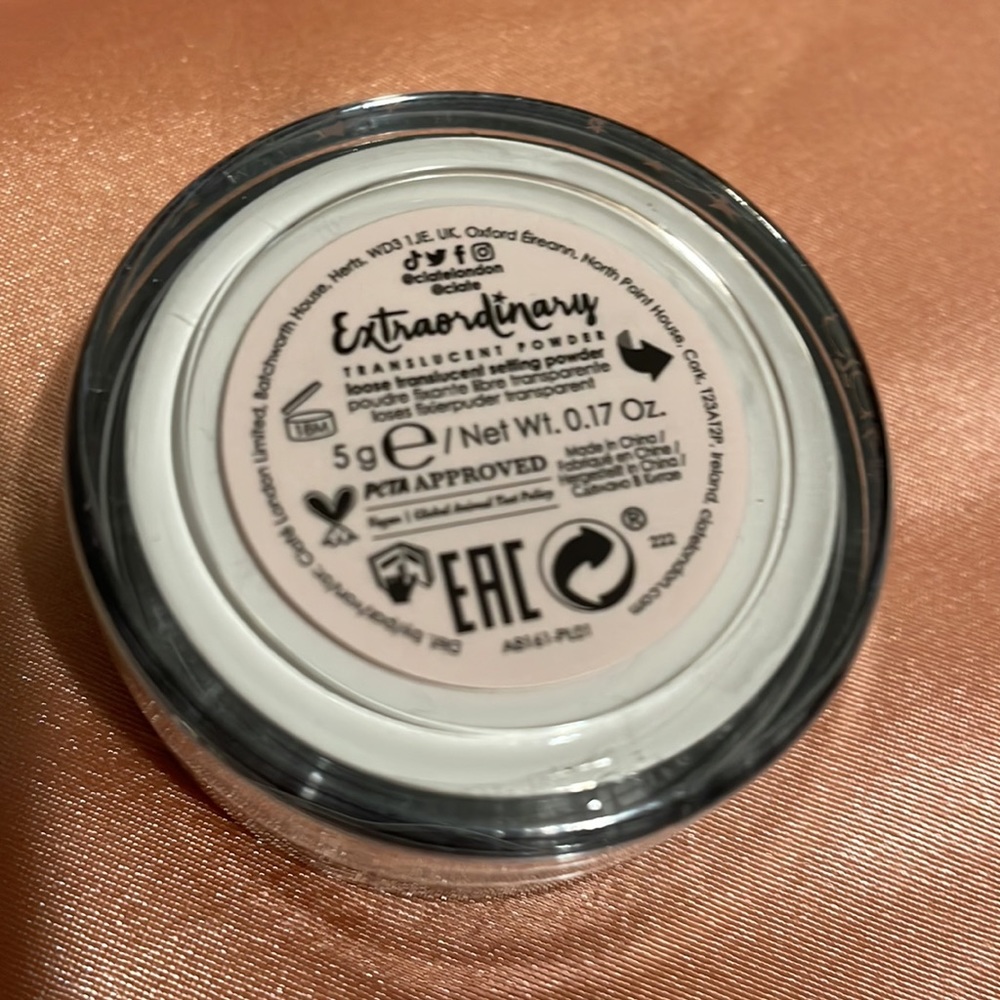 3 for $15 💜 Ciate London Extraordinary Translucent Loose Setting Powder - Picture 2 of 3